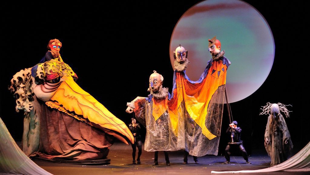 INICIATION AUX TECHNIQUES DE MANIPULATION D’ÉLÉMENTS MARIONNETTIQUES SURDIMENSIONNÉES