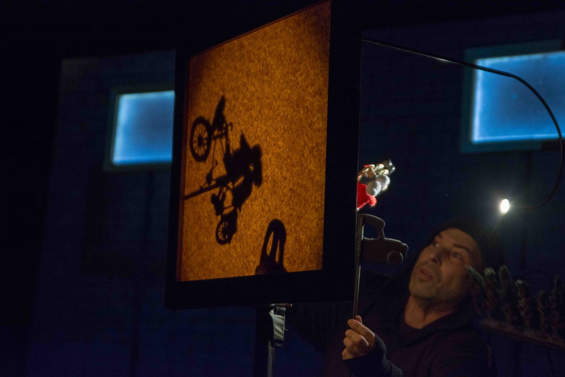 Spectacle de marionnettes sur table nommé Le projet Beckett pour marionnettes et acteur de la compagnie Tenon Mortaise