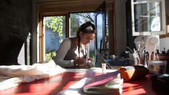 Isabelle payant dans son atelier