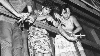 Pierre Régimbald, Nicole Lapointe et Micheline Legendre manipulant les marionnettes de Tintin