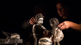 Photo d’Agnès Zacharie manipulant les marionnettes du spectacle Caminando & Avlando.