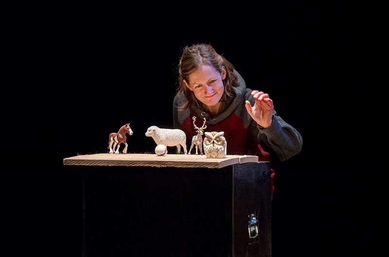 Maude Gareau, CelleQuiMarcheLoin, Ombres Folles, photo: Jean-Michael Seminaro