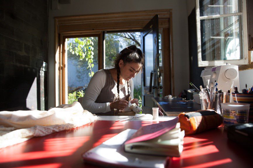 Isabelle payant dans son atelier