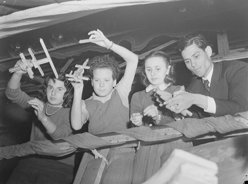 Les marionnettistes de Bastien et Bastienne, mise en scène de Albert Wolff, Grace Angel, René D Campa, Micheline Legendre et Irène Vachon 1945. Photo Conrad Poirier