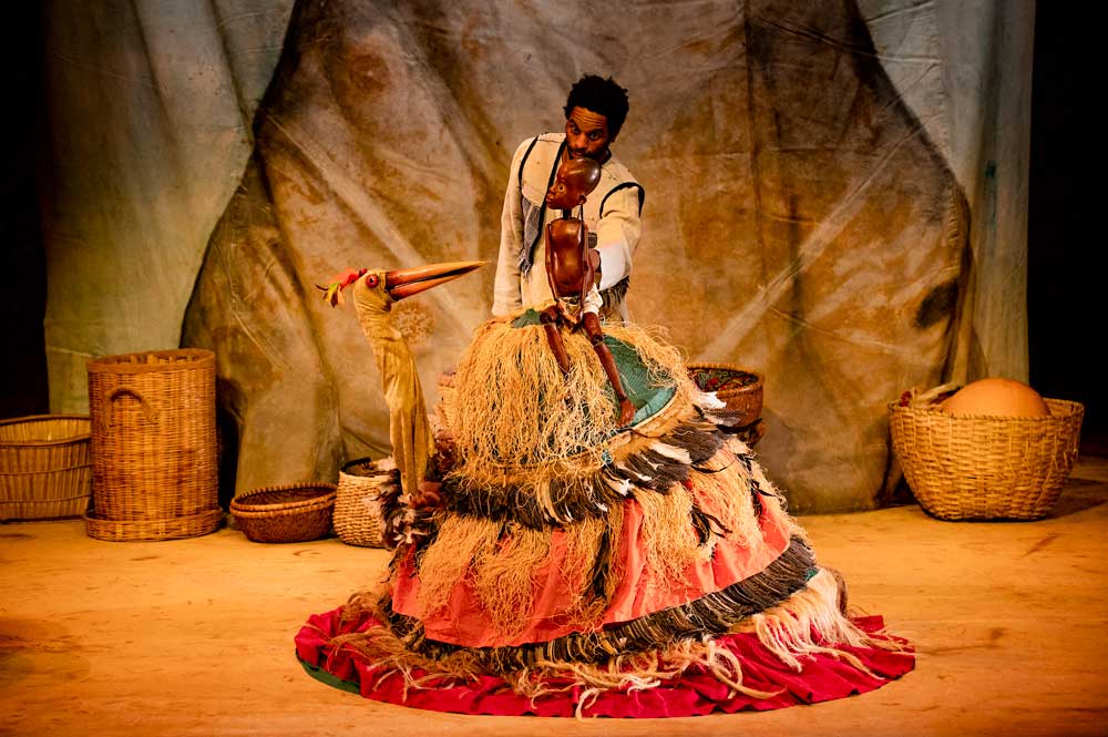 Amondo sur le dos du Marabout, les deux marionnettes ont été conçues et réalisées par Jean Cummings, Sylvain Racine et Claude Rodrigue. Ces marionnettes ont rencontré plus de 200 000 spectateurs sur quatre continents. Crédit photo: Sylvie-Ann Paré. Date de la photo: 2021.