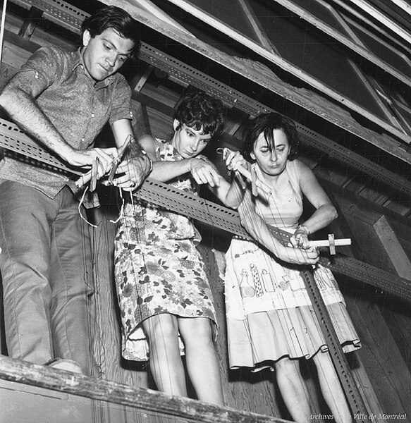 Pierre Régimbald, Nicole Lapointe et Micheline Legendre manipulant les marionnettes de Tintin