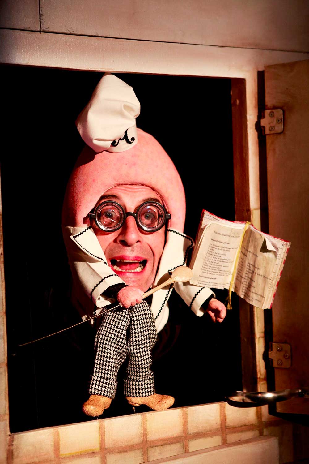 Jean Cummings, dans le rôle du Grand Cuisinier, Le temps des muffins, Théâtre Magasin, 2009.