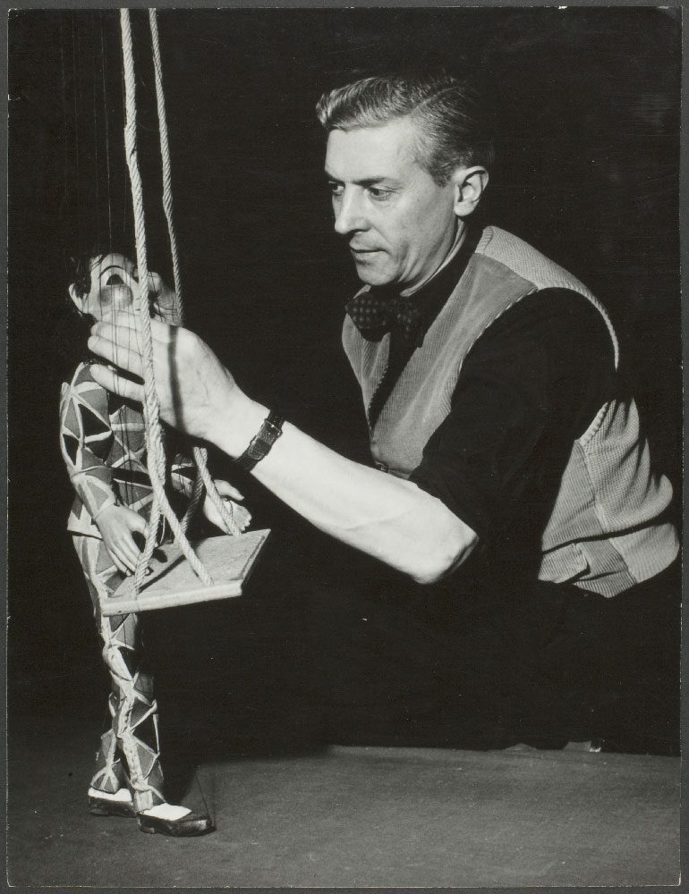 Jacques Chesnais et l’Arlequin à l’escarpolette (1950) Photo Gérard Marinier, IIM, fonds Chesnais