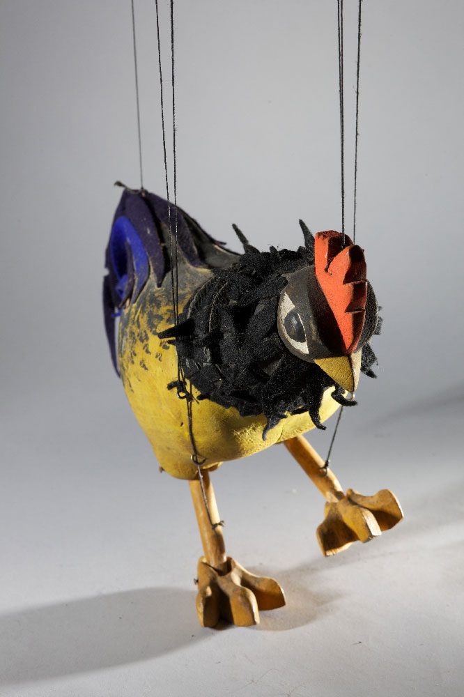 Coq, marionnette pour Bastien et Bastienne par les Comédiens de bois de Jacques Chesnais. © Christophe Loiseau. IIM, fonds Chesnais.