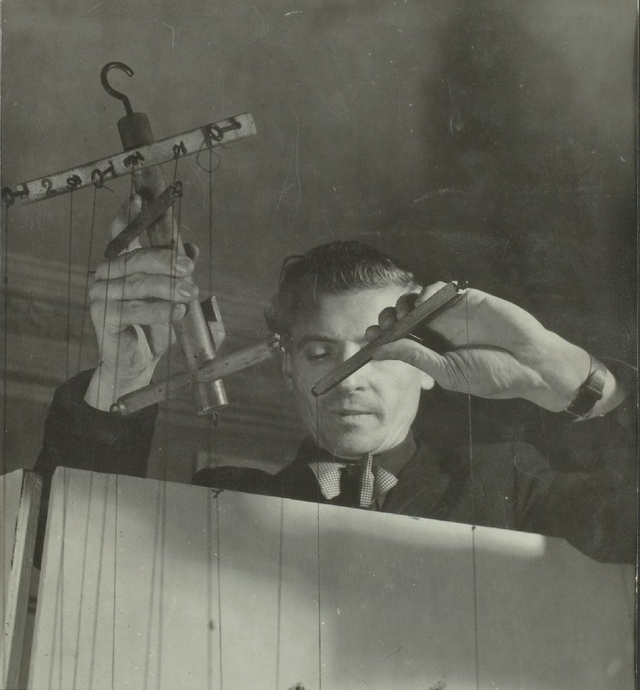 Jacques Chesnais manipulant (1940) Photo Jacques Gadreau, IIM, fonds Chesnais