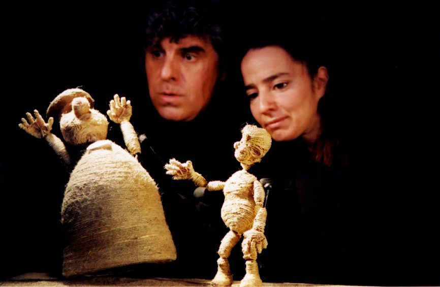 Photographie de Agnès Zacharie et Pierre Robitaille manipulant les marionnettes du spectacle Le Périple.