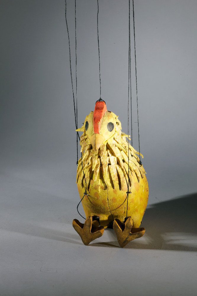 Poule, marionnette pour Bastien et Bastienne par les Comédiens de bois de Jacques Chesnais. © Christophe Loiseau. IIM, fonds Chesnais.