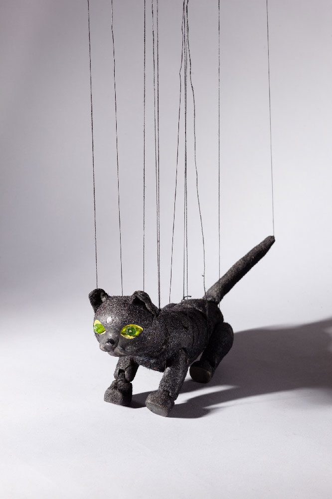 Chat, marionnette pour Bastien et Bastienne par les Comédiens de bois de Jacques Chesnais. © Christophe Loiseau. IIM, fonds Chesnais.