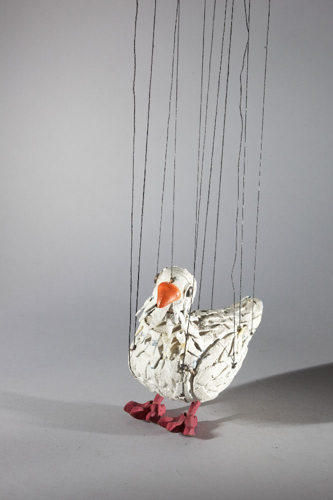 Colombe, marionnette pour Bastien et Bastienne par les Comédiens de bois de Jacques Chesnais. © Christophe Loiseau. IIM, fonds Chesnais.