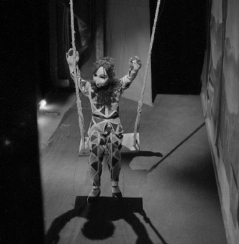 Extrait - L’Escarpolette, vue des coulisses. Numéro de Jacques Chesnais et ses Comédiens de bois au music-hall de Bobino, rue de la Gaité (Paris) © Musée des civilisations de l’Europe et de la Méditerranée. Photographie : Pierre Soulier, 1945.