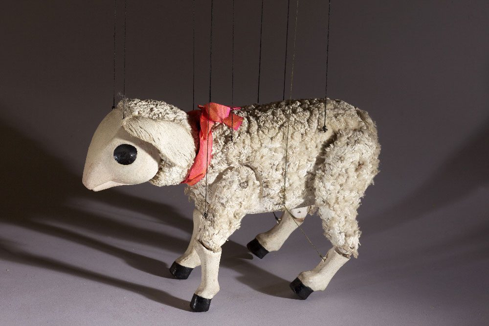 Mouton, marionnette pour Bastien et Bastienne par les Comédiens de bois de Jacques Chesnais. © Christophe Loiseau. IIM, fonds Chesnais.