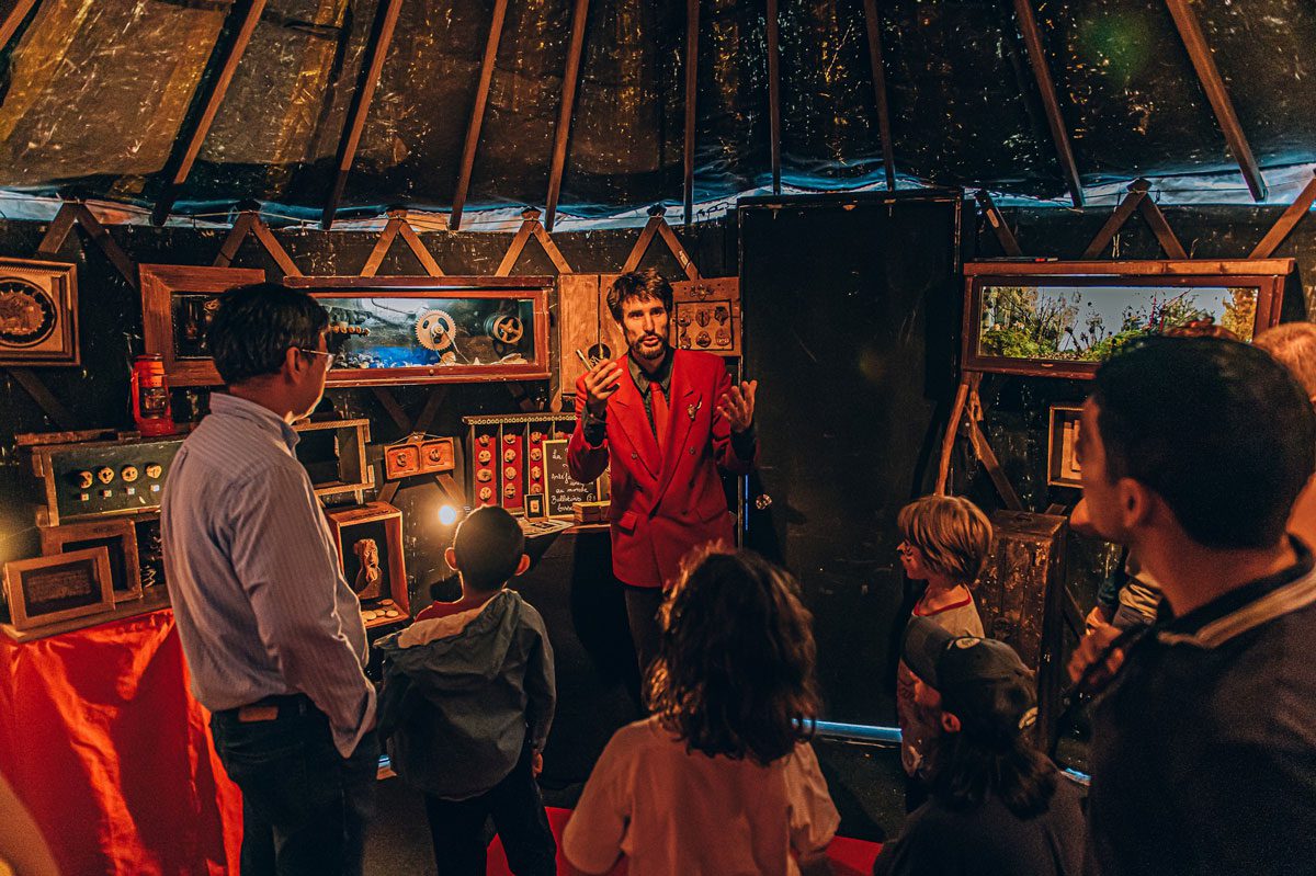 Sous le chapiteau de Petits pains oubliés. Photo Hubert Jégat